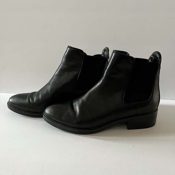 Black genuine leather Wishbone booties- W size 8.5 - Picture 2 of 4